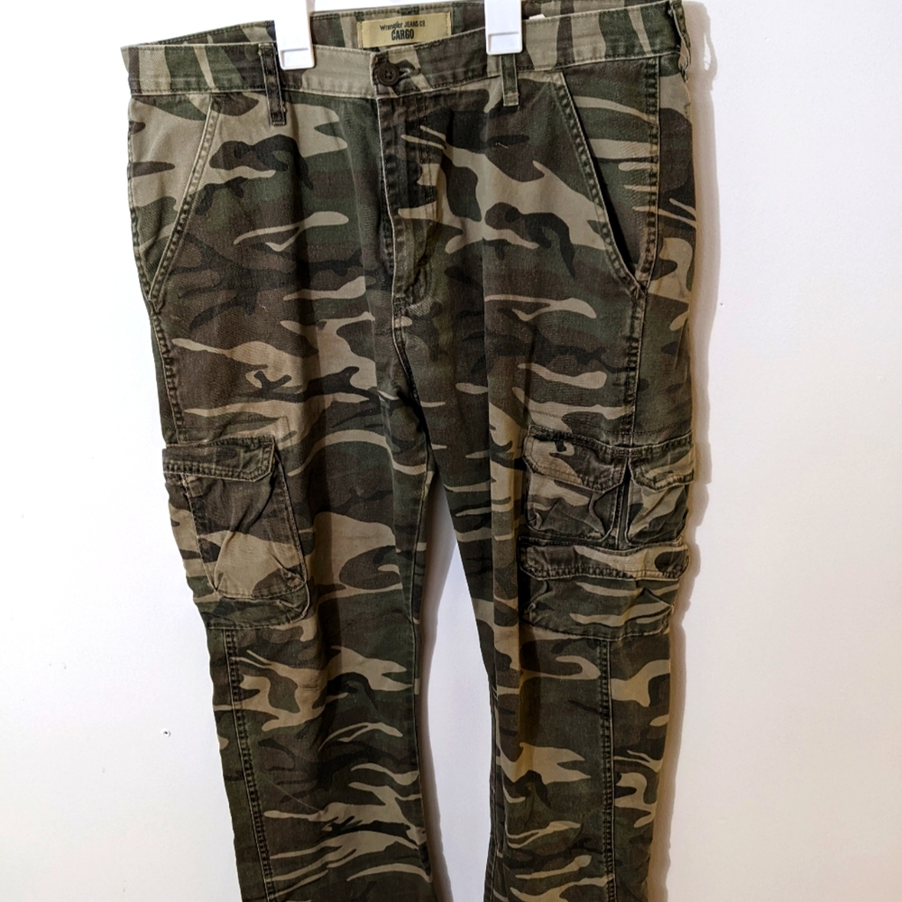 Wrangler Jeans Camo Cargo Pants.  SIZE 34 x 34.